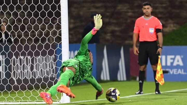Thủ môn tuyển Brazil cản phá thành công 6 trong 13 cú sút phạt đền ở U17 World Cup