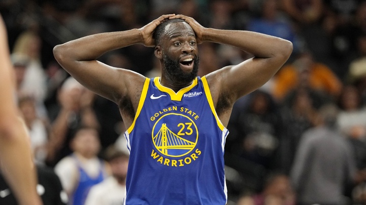 NBA cảnh cáo Draymond Green sau vụ cự cãi với người hâm mộ