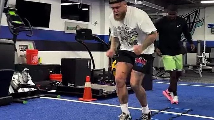 Hé lộ hình ảnh Jake Paul "build cơ bắp" để so găng Anthony Joshua