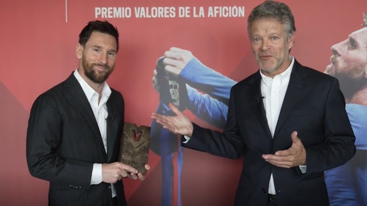 Cảm xúc của Messi khi nhận giải thưởng cầu thủ được yêu thích nhất lịch sử Barcelona