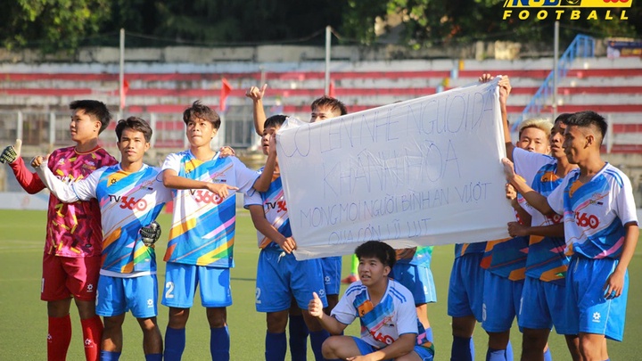 Khoảnh khắc đốn tim: Trường ĐH Nha Trang gửi thông điệp hướng về bà con vùng lũ