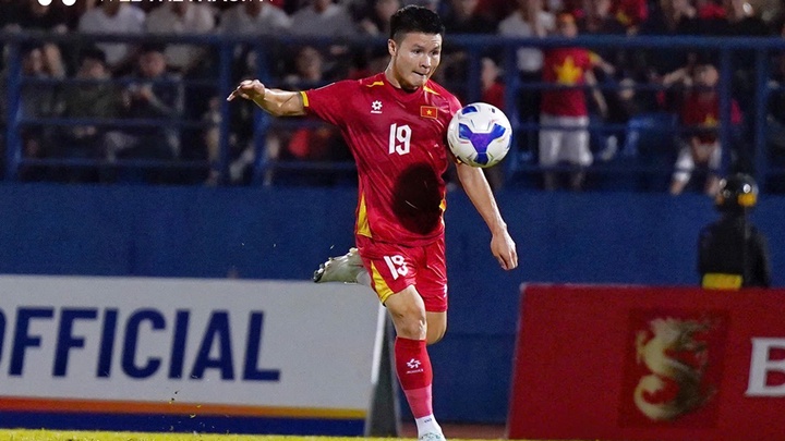 Vợ chồng Quang Hải – Chu Thanh Huyền chung tay hỗ trợ bà con vùng lũ Nam Trung bộ