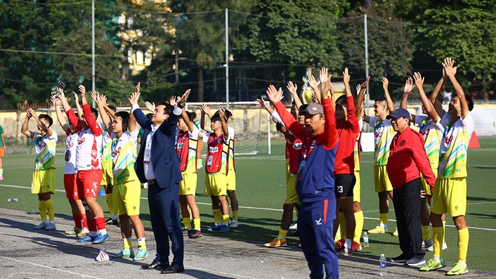 Khoảnh khắc bùng nổ của các HLV trong trận cầu cảm xúc giữa Trường ĐH Thuỷ Lợi và Trường ĐH Đồng Tháp