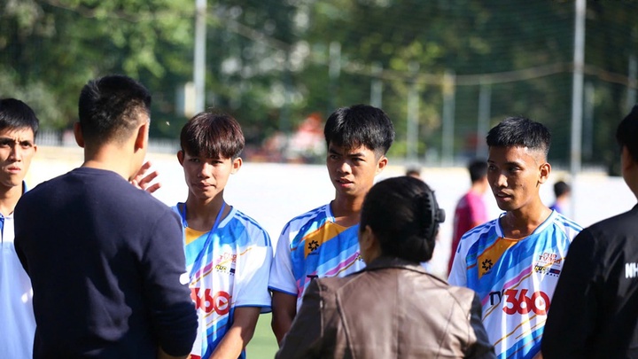Tinh thần sẻ chia với cầu thủ bị ảnh hưởng lũ lụt ở NUC bóng đá 2025