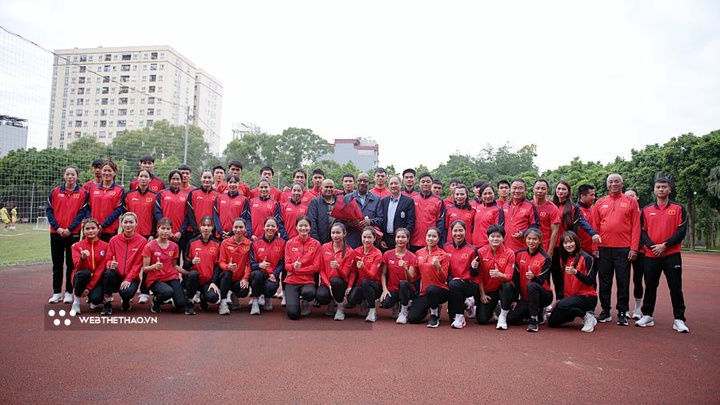 Chủ tịch Liên đoàn Điền kinh châu Á thăm đội tuyển điền kinh Việt Nam