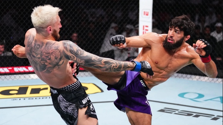 Arman Tsarukyan nghiền nát Dan Hooker tại UFC Qatar, thách thức Ilia Topuria