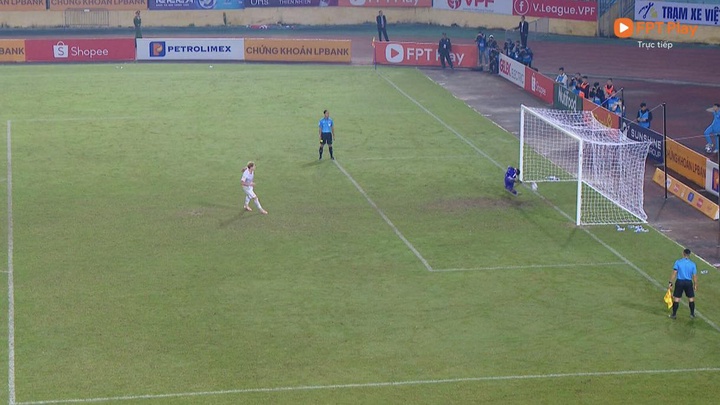 Trọng tài Lê Vũ Linh “khổ sở” ở trận CAHN vs Thể Công Viettel