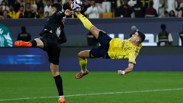 Bàn thắng xe đạp chổng ngược của Cristiano Ronaldo ở tuổi 40 lan truyền khắp thế giới