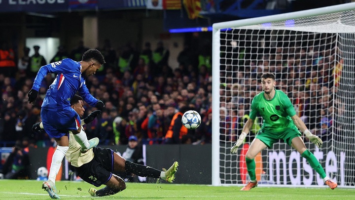 Barcelona trải qua đêm kinh hoàng trên sân Chelsea và bị gạt khỏi Top 8