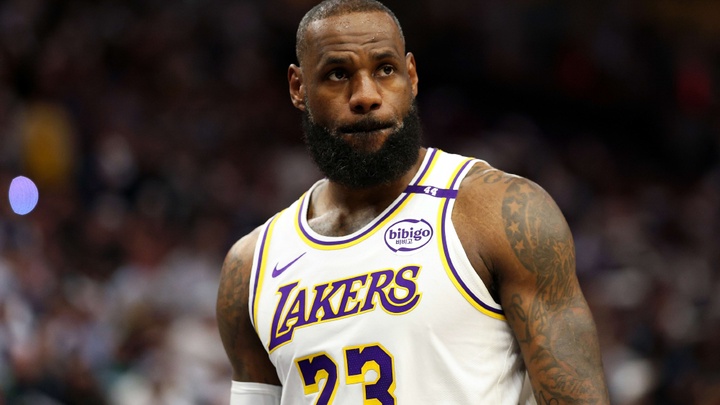 Mất DeAndre Ayton, Lakers cần LeBron James tái hiện vai trò trung phong như năm 2021?