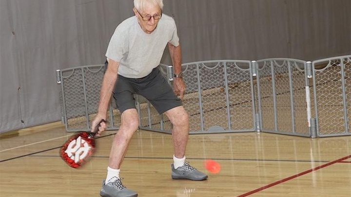 Tấm gương phi thường ở tuổi 95 trên sân pickleball
