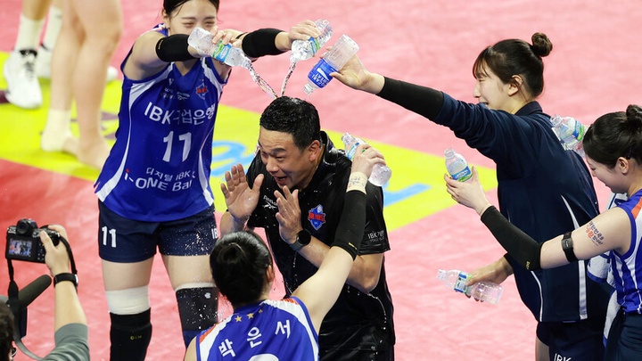 Huấn luyện viên Yeo Oh-hyun dẫn dắt IBK giành chiến thắng đầu tiên với tư cách tạm quyền