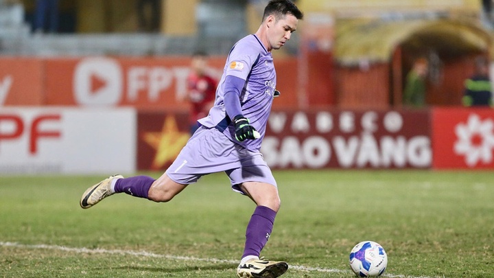 Nguyễn Filip tạo cảm giác bất an trong khung gỗ