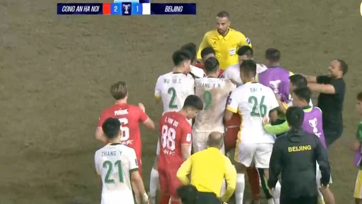 Lại “nóng” ở trận CAHN vs Bắc Kinh Quốc An: Cầu thủ Trung Quốc nhận thẻ đỏ vì chơi xấu