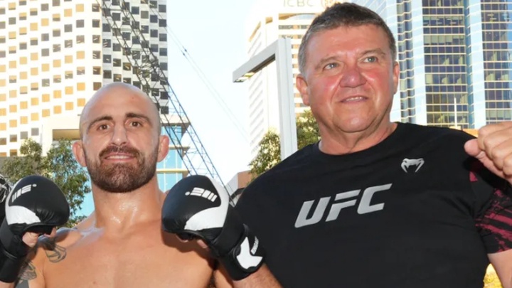 HLV của Alexander Volkanovski "không phục" vì trận tranh đai ở UFC 324