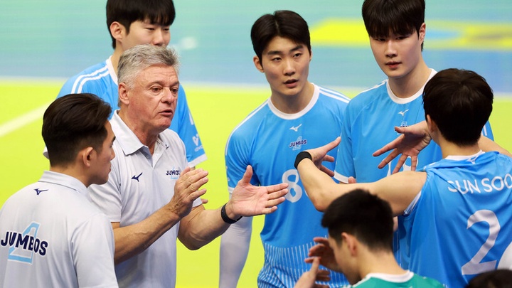 Korean Air nối dài 8 trận toàn thắng, HLV Renan làm lễ mừng lớn