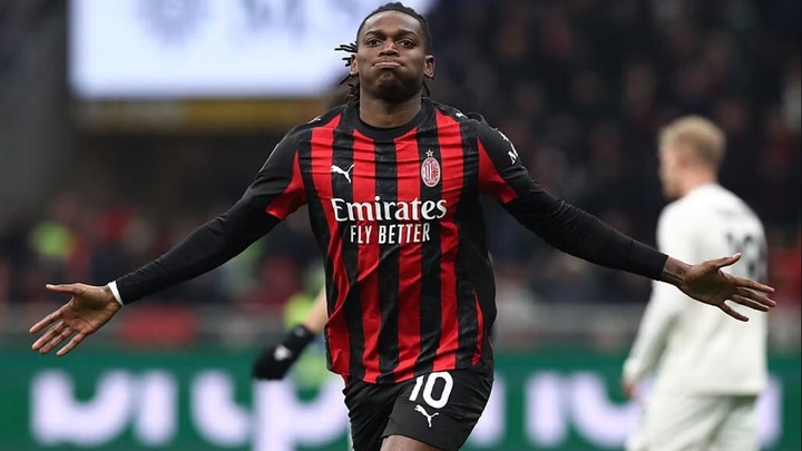 AC Milan chiếm ngôi đầu bảng sau khi thoát phạt đền ở phút 90+10