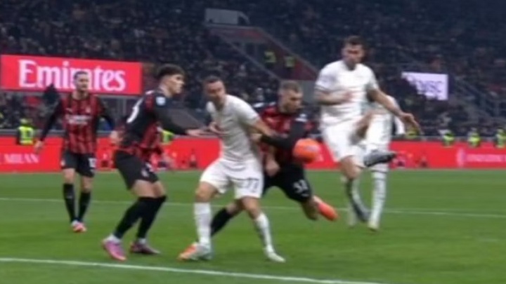 Lý do VAR từ chối phạt đền ở phút bù giờ giúp AC Milan đánh bại Lazio