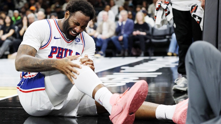 Chiến thắng của 76ers kém vui: Andre Drummond dính chấn thương ghê rợn phải nhờ xe lăn hỗ trợ