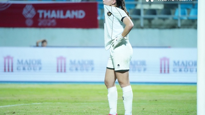 Thủ môn nhập tịch Indonesia ôm đầu, cắn áo khi thua thảm 0-8 trước Thái Lan