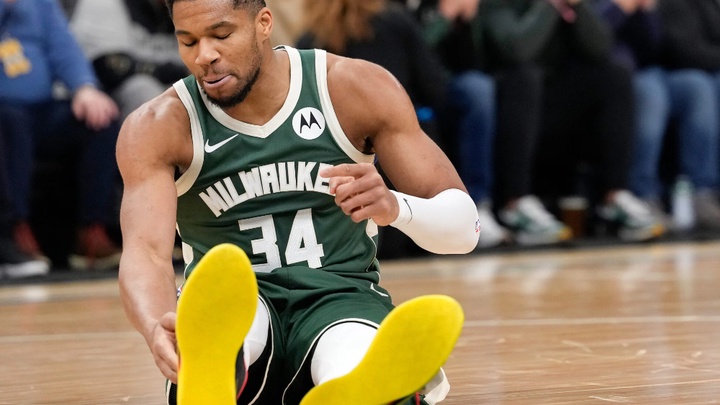 Vừa rộ tin đồn chuyển nhượng, Giannis Antetokounmpo lại dính chấn thương bắp chân phải