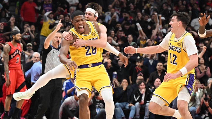 Rui Hachimura ném buzzer-beater game-winner, Lakers thắng nghẹt thở trên sân Toronto Raptors
