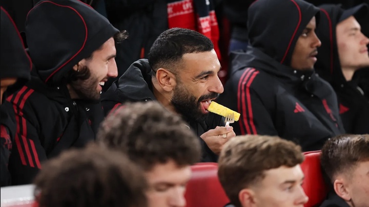 Salah gây sốc với cáo buộc Liverpool "ném anh dưới gầm xe buýt"