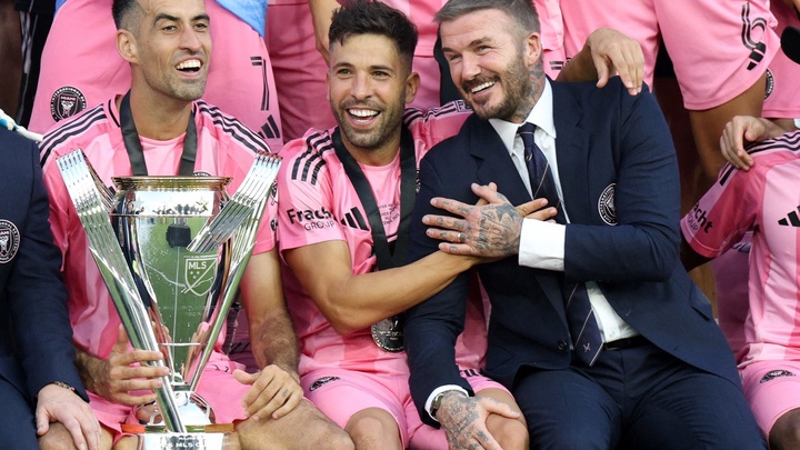 Cuộc giải nghệ đầy ngọt ngào của hai huyền thoại cùng Messi