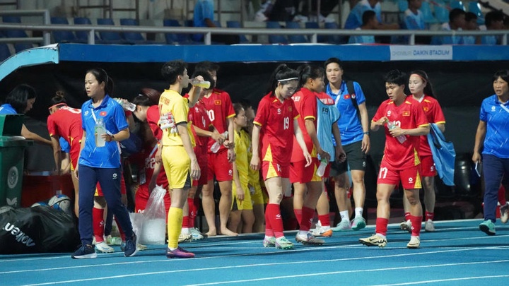 Đội tuyển nữ Việt nam buồn bã sau thất bại trước Philippines,