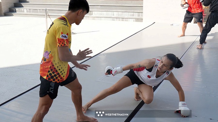 Nguyễn Trần Duy Nhất "luyện công" cho học trò trước khi thi đấu MMA ở SEA Games 33