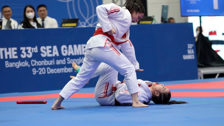 Chùm ảnh bộ đôi "Song Ngọc" giành huy chương đầu tiên cho Thể thao Việt Nam ở SEA Games 33