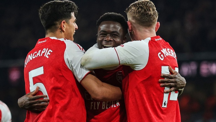 Arsenal giữ khoảng cách 5 điểm nhờ bàn phản lưới nhà ở phút 90+4