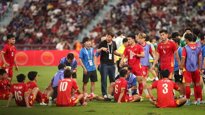 HLV Kim Sang Sik toàn thắng khi vào chung kết trên những “chảo lửa” khét tiếng