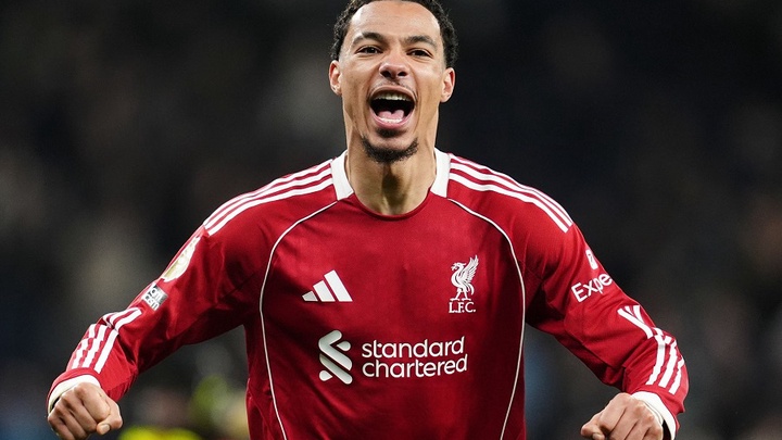 Liverpool khó nhọc đánh bại đối thủ chỉ còn 9 người