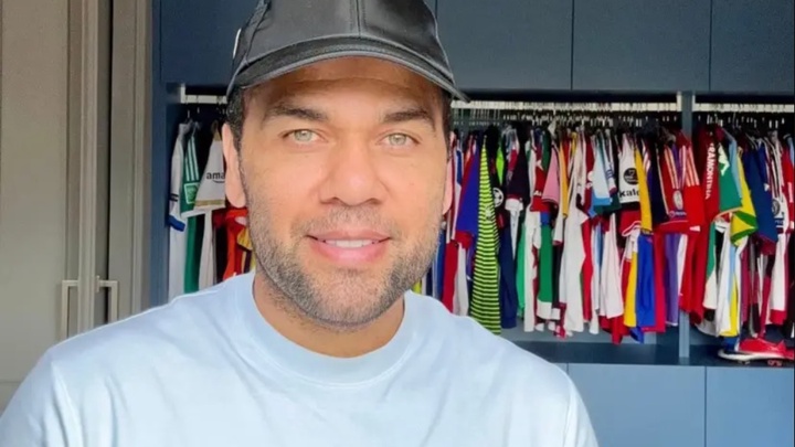 Dani Alves mua một câu lạc bộ ở Bồ Đào Nha và "ký hợp đồng" thi đấu cho chính