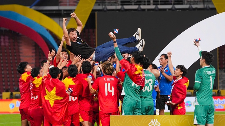 HLV Kim Sang Sik: Gia đình tôi nghĩ tivi hỏng khi Việt Nam thua Thái Lan 0-2