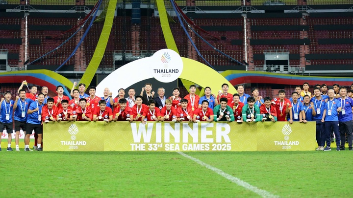 Món quà đặc biệt HLV Park Hang Seo tặng “hậu bối” Kim Sang Sik