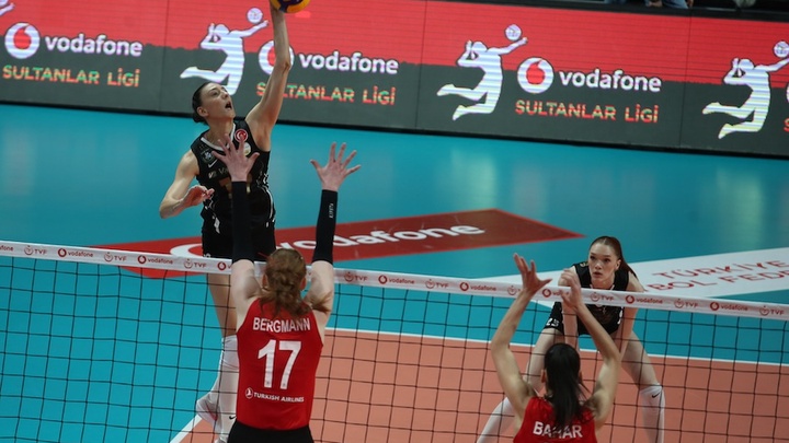 vakıfbank kết thúc nửa mùa bất bại với ngôi đầu bảng