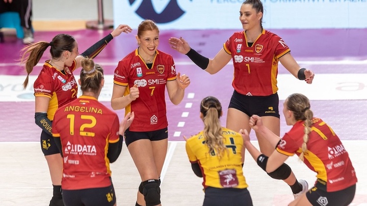 Le Wolves khép lại năm bằng chiến thắng 3-1 trước Club Italia