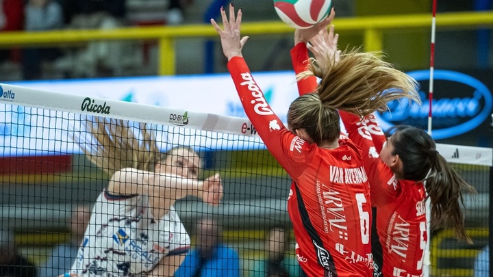 Boxing Day bùng nổ tại E-Work Arena: Chieri thắng 3-1 trước một Uyba đầy quyết tâm