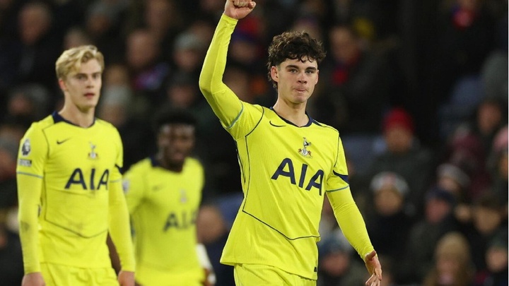 Bàn thắng đầu tiên trong sự nghiệp của Gray giúp Tottenham thắng nhọc nhằn