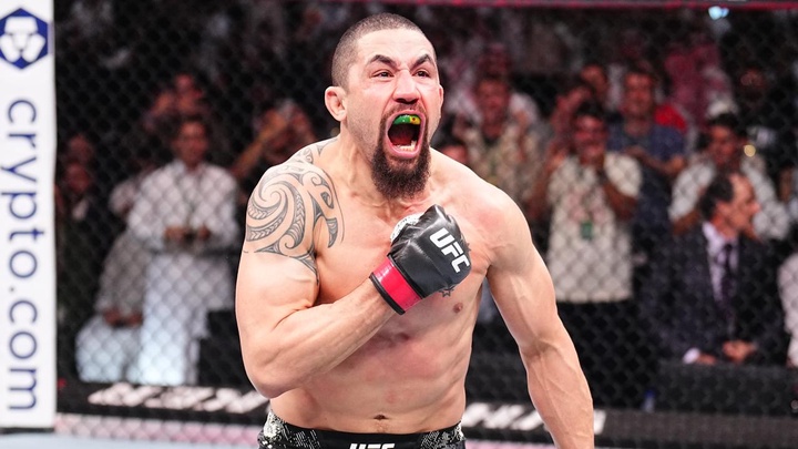 Cựu vương UFC Robert Whittaker úp mở việc lên hạng bán nặng vào năm 2026