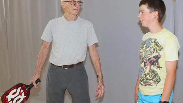 Tuổi tác chỉ là con số: Câu chuyện truyền cảm hứng của Nelson Fischer – tay vợt pickleball 95 tuổi