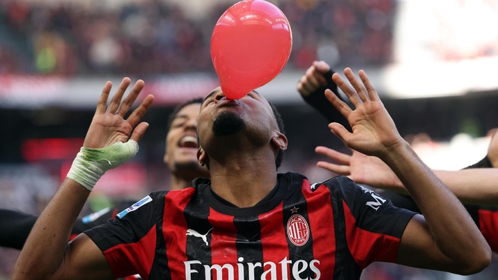 Vì sao Nkunku lại ăn mừng bàn thắng cho AC Milan với quả bóng bay màu đỏ?