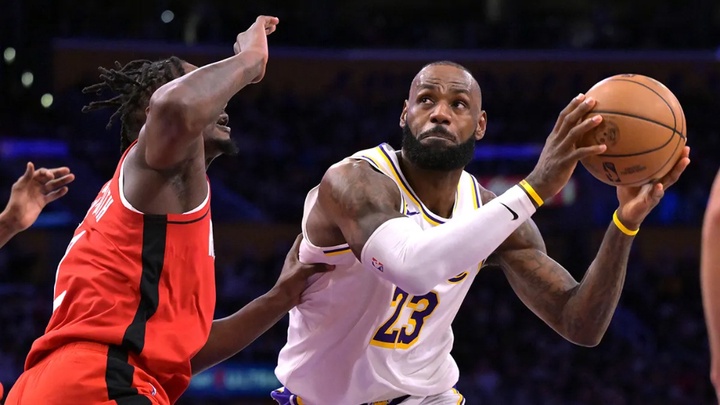 Cây bút NBA: "Lakers buộc phải trade LeBron hoặc Reaves nếu muốn vô địch năm nay"