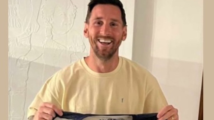 Bức ảnh Messi mặc áo đấu của một câu lạc bộ hạng dưới gây xôn xao dư luận