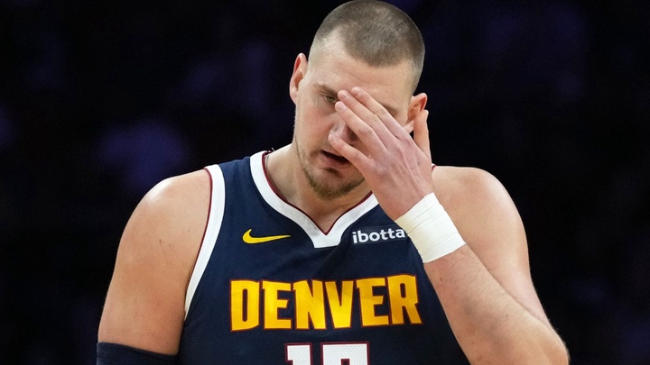 Nikola Jokic chấn thương đầu gối sau pha va chạm với đồng đội, Nuggets nín thở chờ kết quả MRI