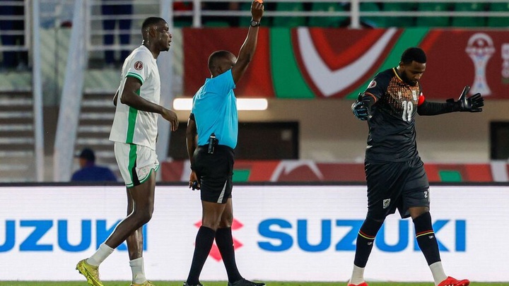 Đội bóng châu Phi sử dụng 3 thủ môn trong một trận và chiếc thẻ đỏ kỳ lạ