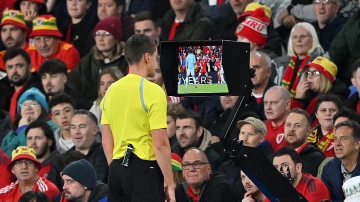 Những điều mới mẻ trong năm 2026: Từ luật việt vị đến VAR cho thẻ vàng thứ hai