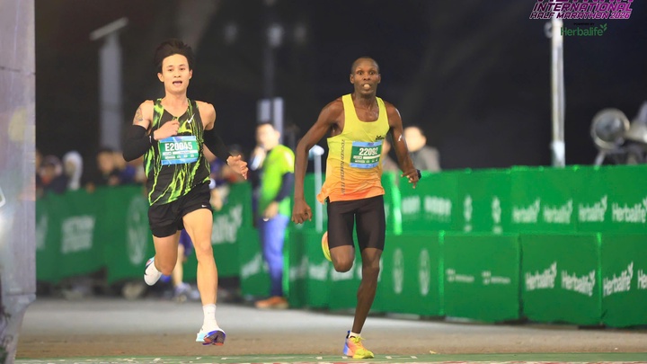 Nguyễn Trung Cường và Edwin Kiptoo đua cực "gắt" phía sau Hoàng Nguyên Thanh ở đường chạy VIHM 2026